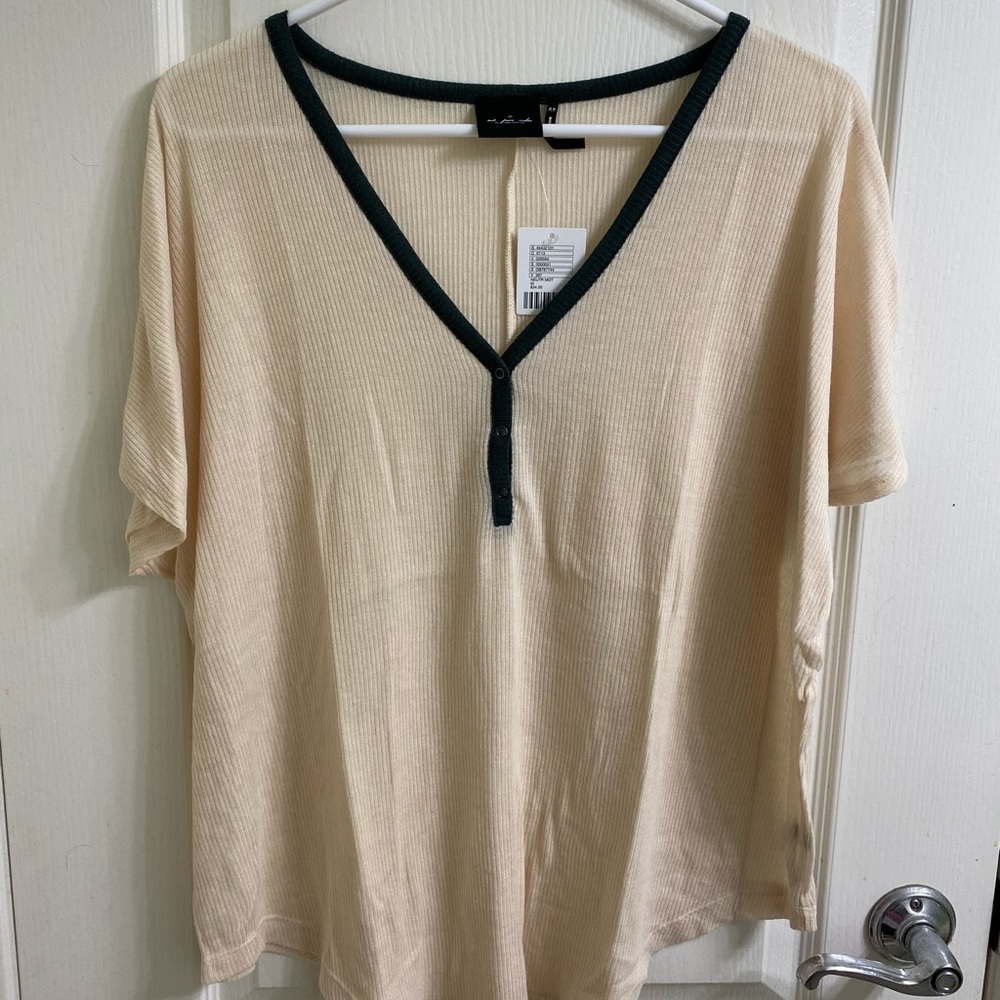 Beige tee with green collar